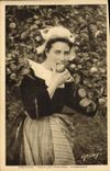 CPA Folklore Bretagne Sous les pommiers Fouesnant 