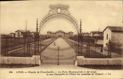 CPA Lyon Chemin de Francheville La porte monumentale en fer forge et vue d'ensemble de l'Hotel des Invalides du Travail 