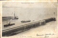CPA Phare Fecamp Les jetees Bateau