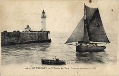 CPA Phare Le Treport L'entree du port Bateau