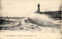 CPA Phare Le Treport La jetee un jour de tempete 