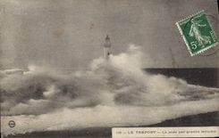 CPA Phare Le Treport La jetee par grande tempete