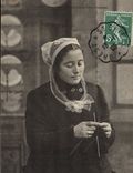 CPA Folklore Jeune fille de Saint pol de Leon tricotant