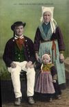 CPA Folklore Une famille de Plougastel Daoulas