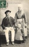 CPA Folklore Une famille de Plougastel Daoulas