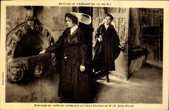 CPA Folklore Environs de Tregastel Bretonne en coiffe de ceremonie au vieux benitier de ND de la Clarte