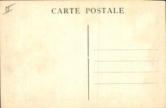 CPA Folklore Environs de Tregastel Bretonne en coiffe de ceremonie au vieux benitier de ND de la Clarte