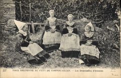 CPA Folklore Noce bretonne au Pays de Cornouailles Les demoiselles d'honneur Enfants