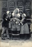 CPA Folklore Bretagne Grand mere Enfants
