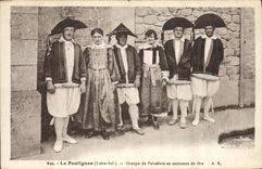 CPA Folklore Le Pouliguen Groupe de Paludiers en costumes de fete