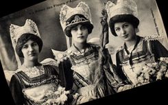 CPA Folklore Pont Aven La reine des fleurs d'ajoncs et ses demoiselles d'honneur
