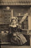 CPA Folklore Bretagne Le petite bretonne chez elle Fileuse 