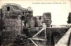 CPA Angers L'entree du Chateau et le pont levis