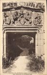 CPA Chateau de Murols Porte d'entree du Chateau avec ecusson aux armes des Murols et d'Estaings