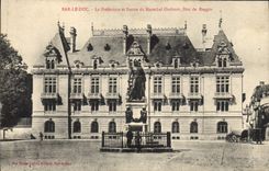 CPA Bar le Duc La Prefecture et Statue du Marechal Oudinot Duc de Reggio