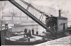 CPA Berges de Seine La mise en marche d'une grue