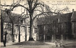 CPA Palais de justice et l'arbre de la Liberte Bayeux 