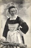 CPA Folklore Jeune fille de Chateauneuf le Faou 