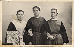 CPA Folklore Lorientaises Etude des coiffes de Bretagne 