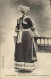 CPA Folklore Environs de Douarnenez Femme de Ploare Costume porte pour le pardon de Ste Anne la palu