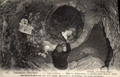 CPA Grotte Grottes Chateau Thierry Le vieux chateau Dans les souterrains le gardien jette dans le pu