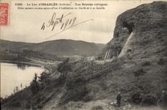 CPA Grotte Grottes Le lac d'Issarles Les grottes celtiques Habitation au garde et a sa famille 