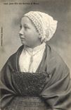 CPA Folklore Jeune fille des environs de Brest 