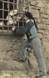 CPA Folklore Bretagne La fille bien gardee 