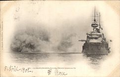 CPA Bateau de Guerre Le Charlemagne Cuirasse d'escadre faisant son tir 