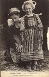 CPA Folklore Bretagne Le tablier neuf Anciens costumes de Pont Aven Enfant