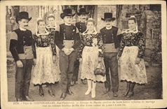 CPA Folklore pays de Cornouailles Groupe de Maries Mariage