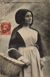 CPA Folklore Femme des environs de Lorient en capot noir