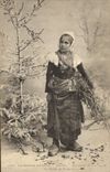 CPA Folklore Les saisons bretonnes Janvier Glaneuse de bois mort La foret de Fouesnant
