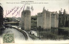 CPA Chateau Lussac les Chateaux Piles du pont de l'ancien chateau et vue est prise au pied des rempa