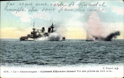 CPA Bateau de Guerre Le Charlemagne Cuirasse d'escadre faisant Tir des pieces de 305mm