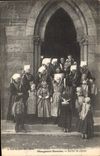 CPA Folklore Plougastel Daoulas Sortie de messe Mariage