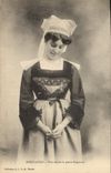 CPA Folklore Pont Aven Tres timide la petite paysannne