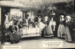 CPA Folklore Au pays du Sel Le traditionnel cadeau du jour de noce Mariage 