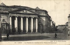 CPA Caen Le Palais de justice et la place St Sauveur