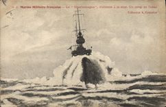CPA Bateau de Guerre Le Charlemagne Cuirasse a la mer Un coup de tabac