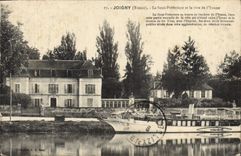 CPA Joigny La Sous Prefecture et la rive de l'Yonne Bateau