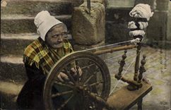 CPA Folklore Vieille filandiere Antrainaise 