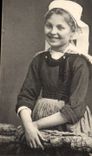 CPA Folklore Jeune fille de Quimperle 