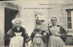 CPA Folklore Jeunes filles du pays d'Auray