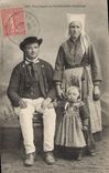 CPA Folklore Une famille de Plougastel Daoulas 