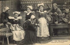 CPA Folklore Chez le Quemener L'essayage de la toilette
