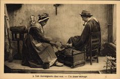 CPA Folklore Les Auvergnats chez eux Un jeune menage Poupee 