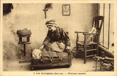 CPA Folklore Les Auvergnats chez eux Heureuse maman Poupee 