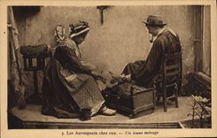 CPA Folklore Les Auvergnats chez eux Jeune menage Poupee 