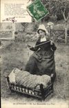CPA Folklore Le berceau En Auvergne Poupee 